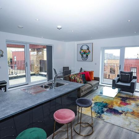 לונדון Lovely 2 Bed Apartment With Parking מראה חיצוני תמונה
