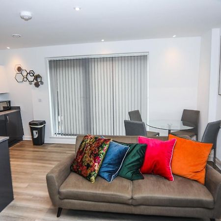לונדון Lovely 2 Bed Apartment With Parking מראה חיצוני תמונה