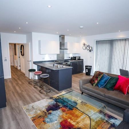 לונדון Lovely 2 Bed Apartment With Parking מראה חיצוני תמונה
