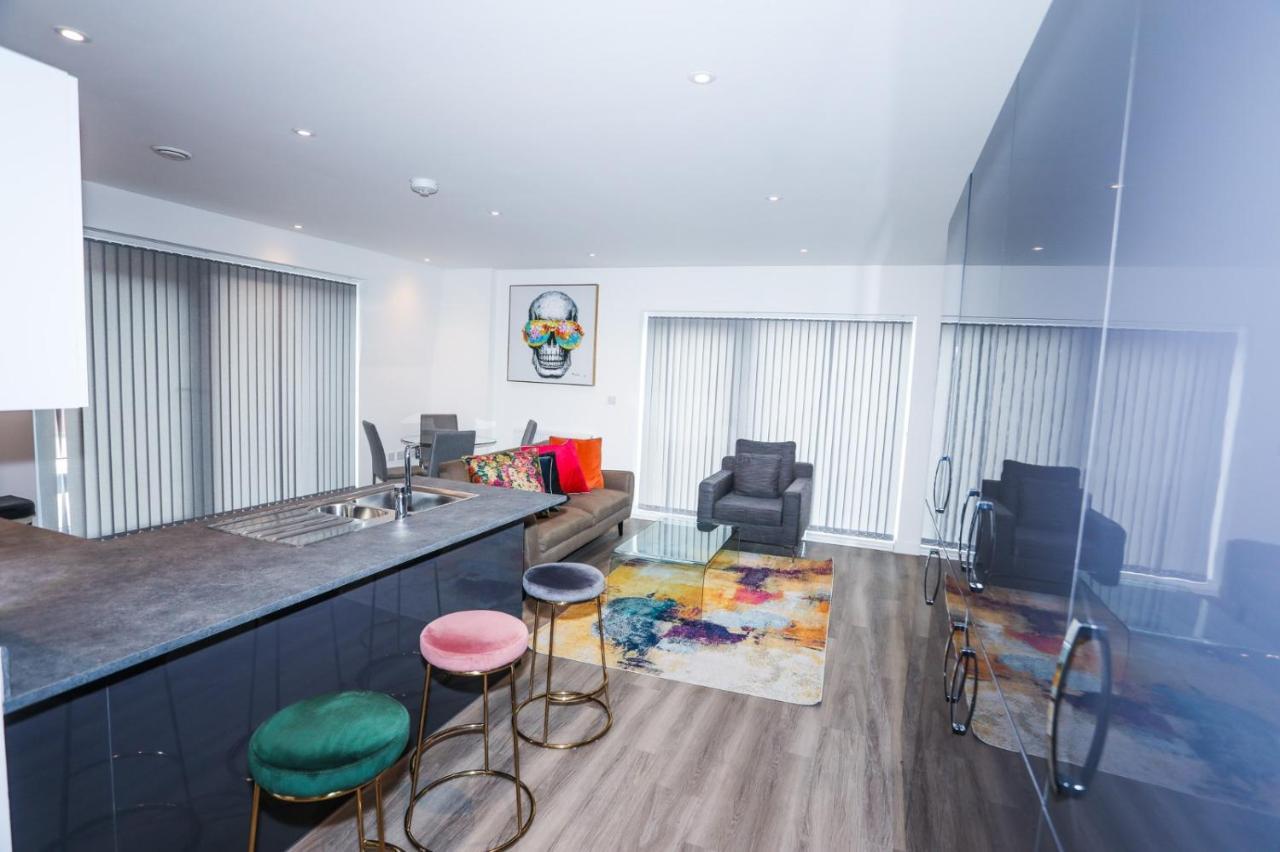 לונדון Lovely 2 Bed Apartment With Parking מראה חיצוני תמונה