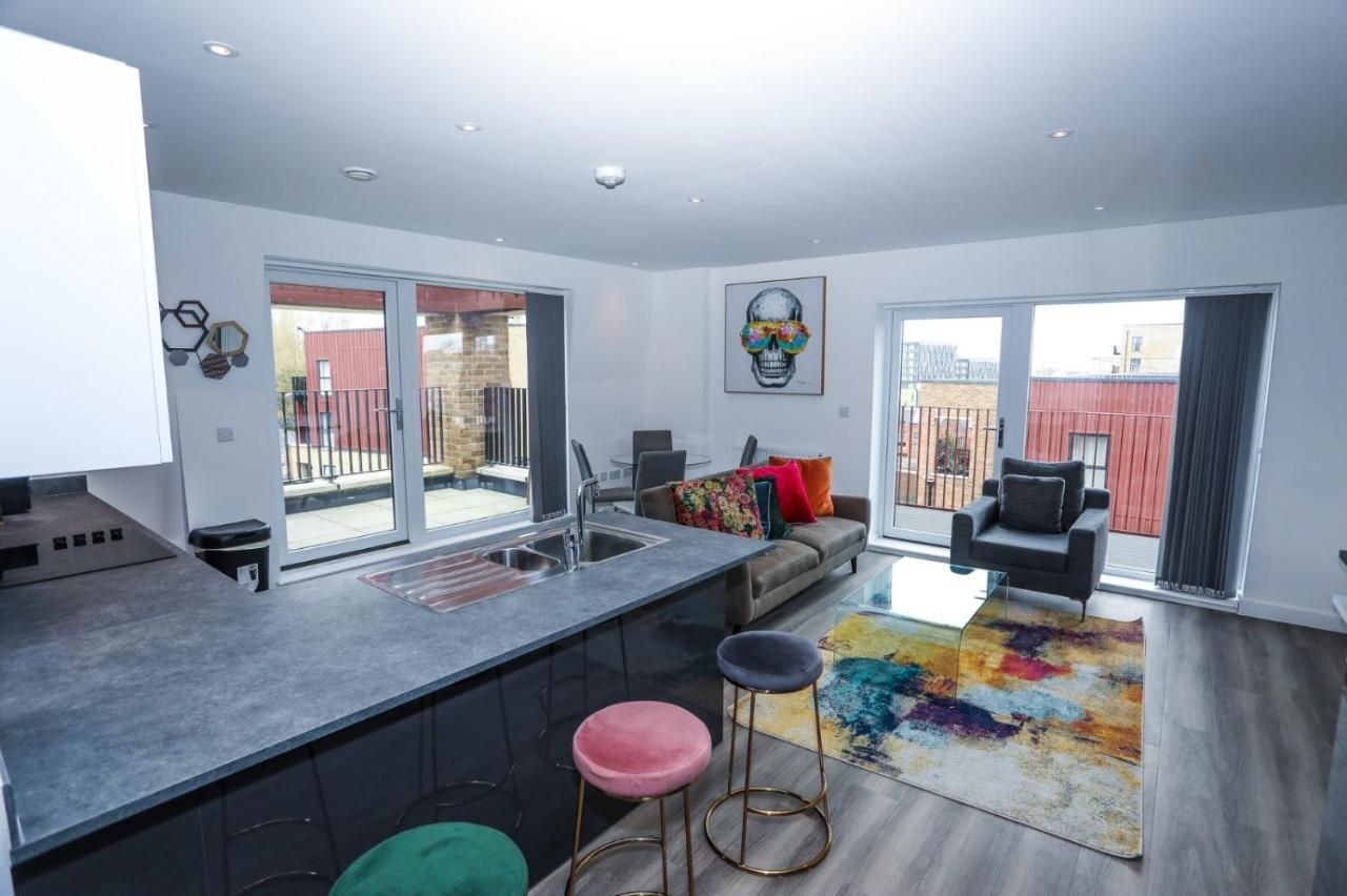 לונדון Lovely 2 Bed Apartment With Parking מראה חיצוני תמונה