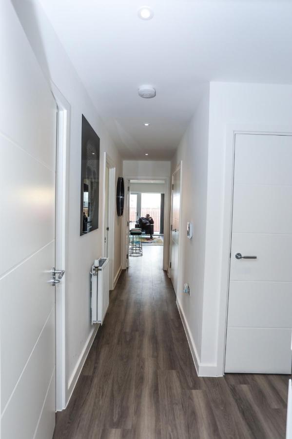 לונדון Lovely 2 Bed Apartment With Parking מראה חיצוני תמונה