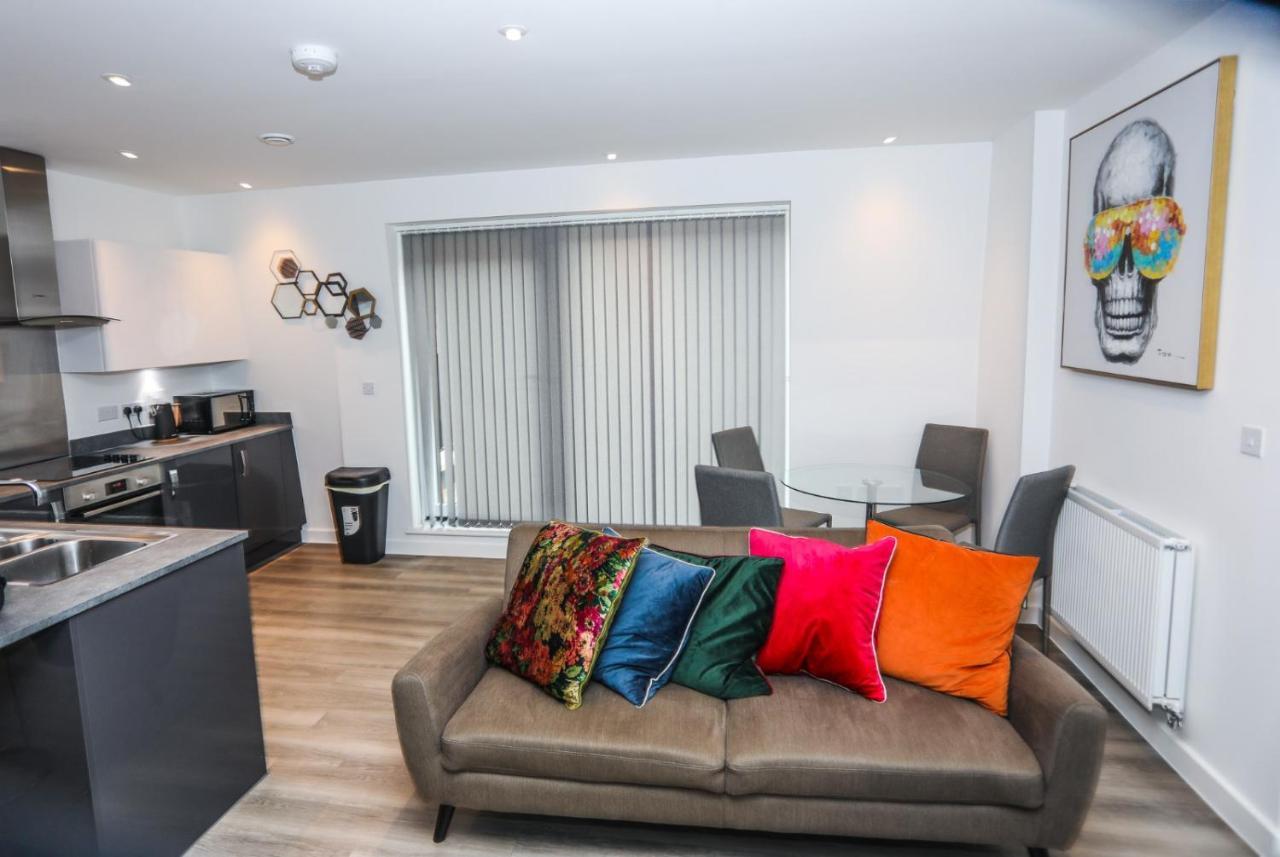 לונדון Lovely 2 Bed Apartment With Parking מראה חיצוני תמונה