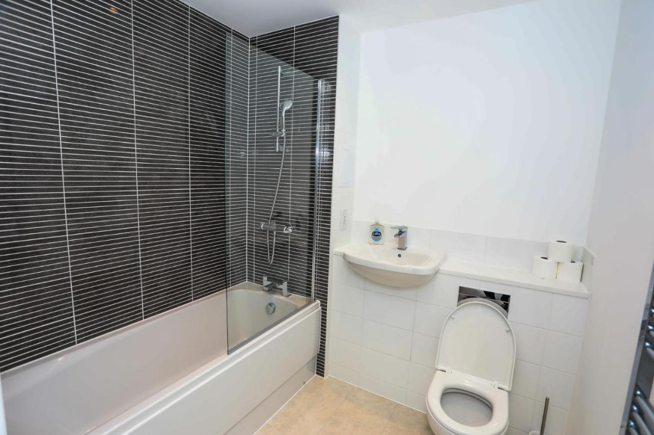 לונדון Lovely 2 Bed Apartment With Parking מראה חיצוני תמונה