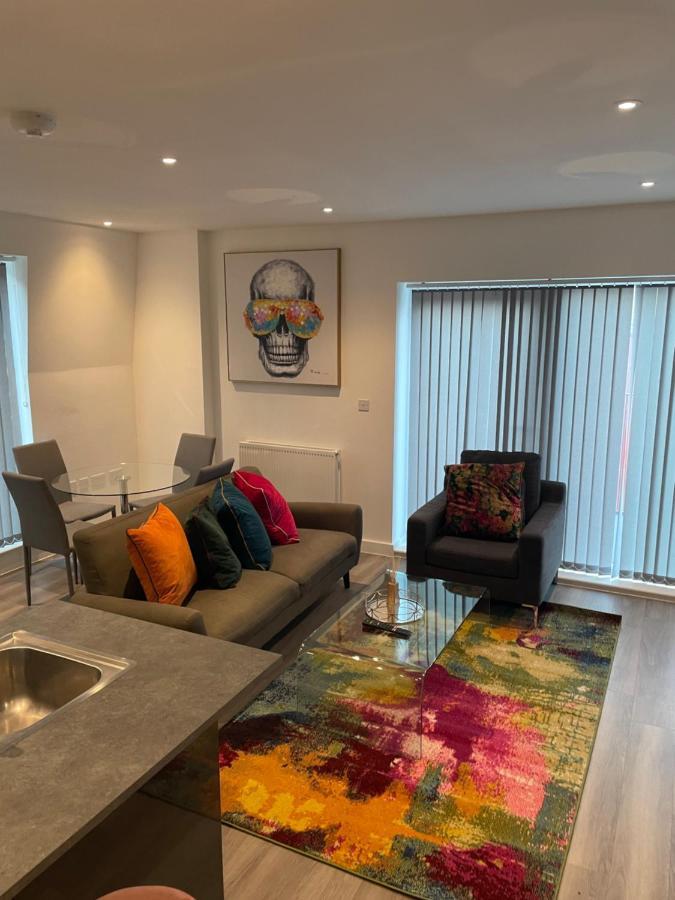 לונדון Lovely 2 Bed Apartment With Parking מראה חיצוני תמונה