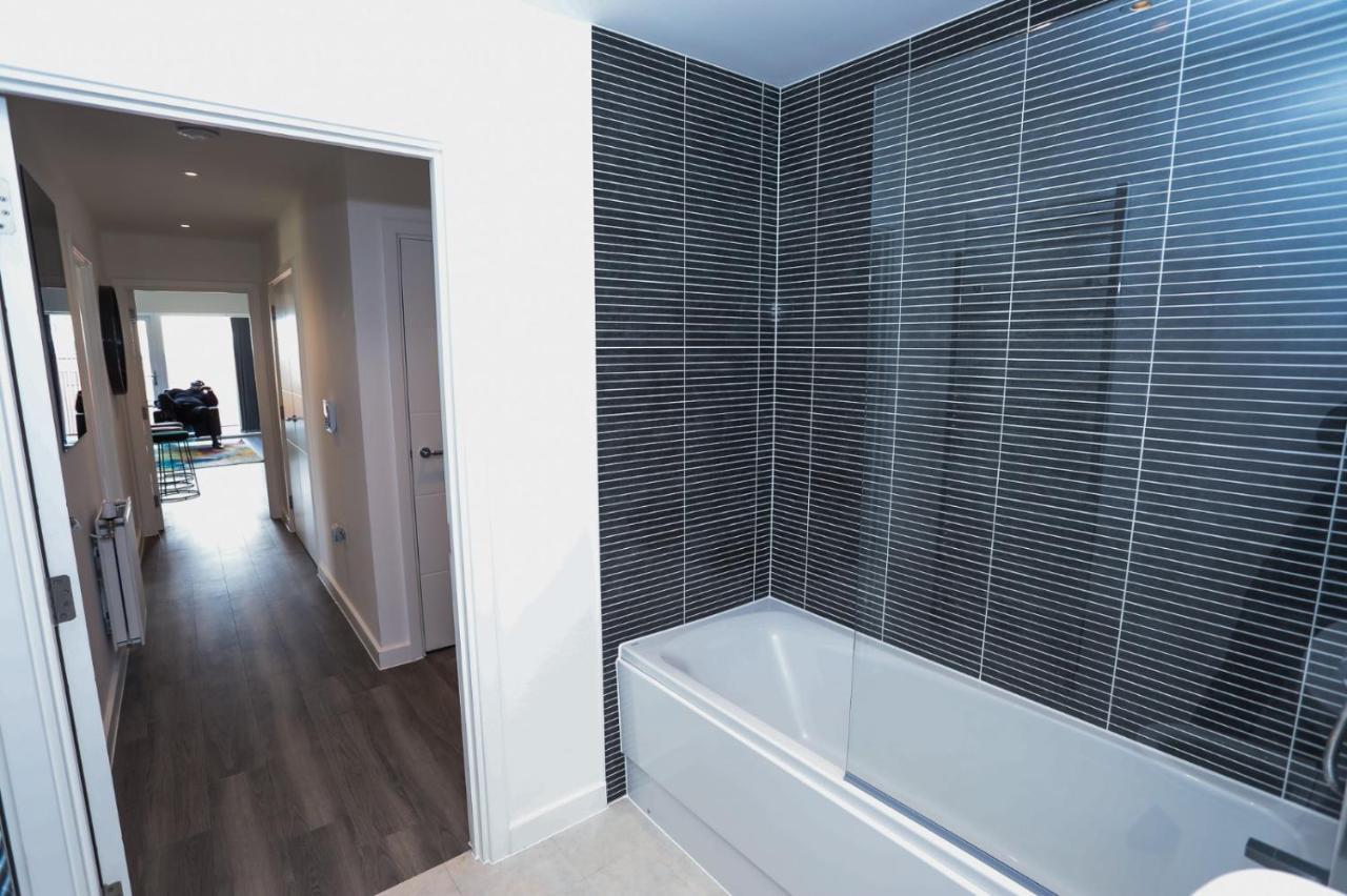 לונדון Lovely 2 Bed Apartment With Parking מראה חיצוני תמונה
