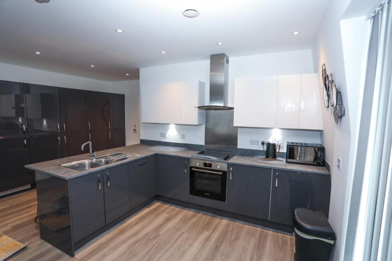 לונדון Lovely 2 Bed Apartment With Parking מראה חיצוני תמונה