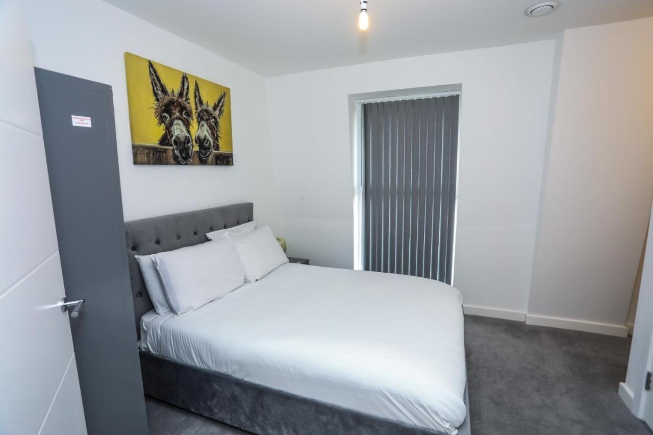 לונדון Lovely 2 Bed Apartment With Parking מראה חיצוני תמונה