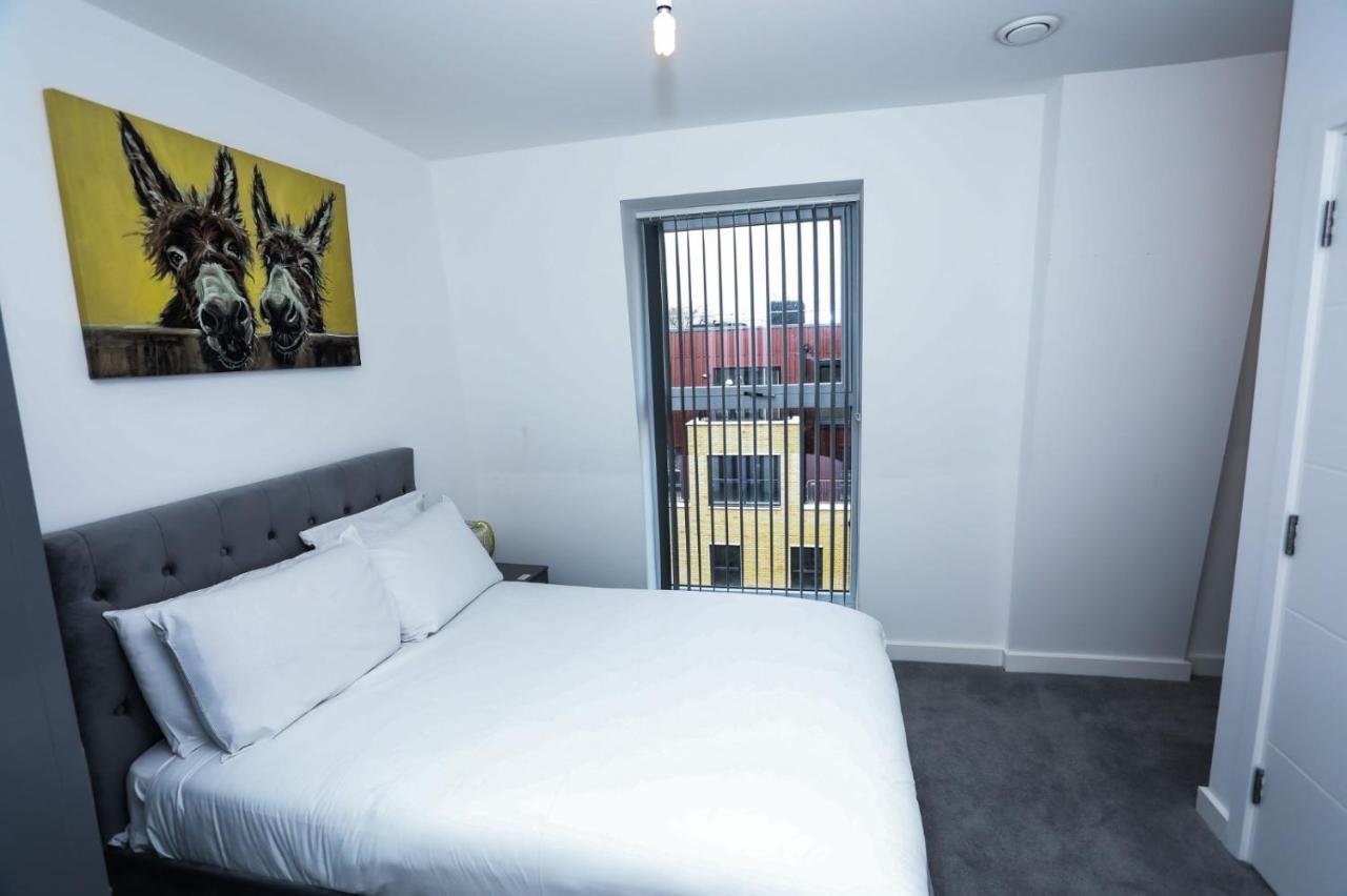 לונדון Lovely 2 Bed Apartment With Parking מראה חיצוני תמונה