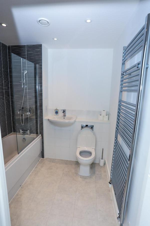 לונדון Lovely 2 Bed Apartment With Parking מראה חיצוני תמונה