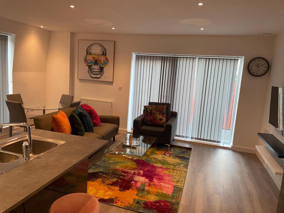 לונדון Lovely 2 Bed Apartment With Parking מראה חיצוני תמונה