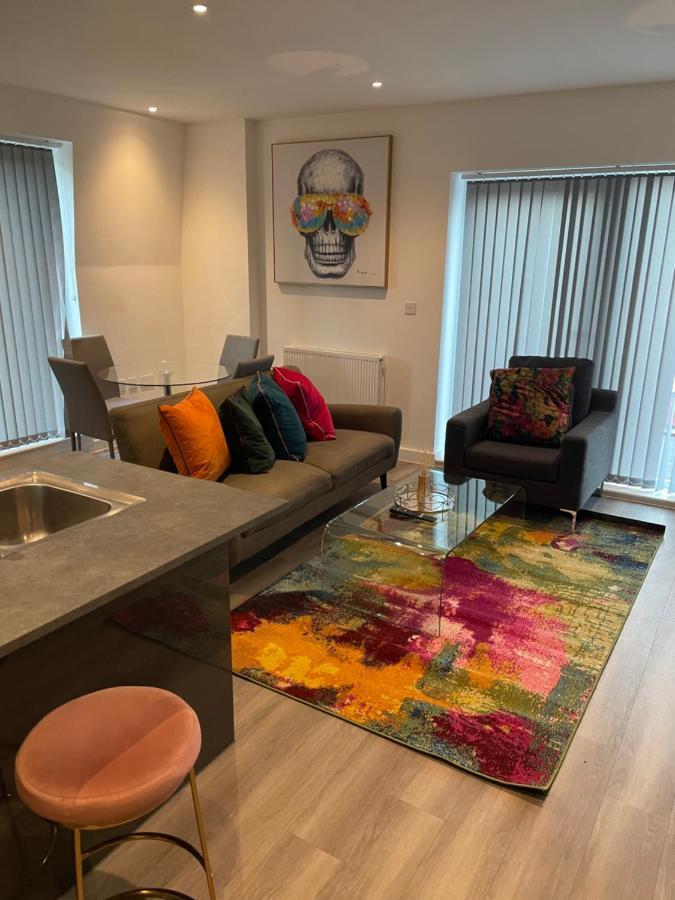 לונדון Lovely 2 Bed Apartment With Parking מראה חיצוני תמונה