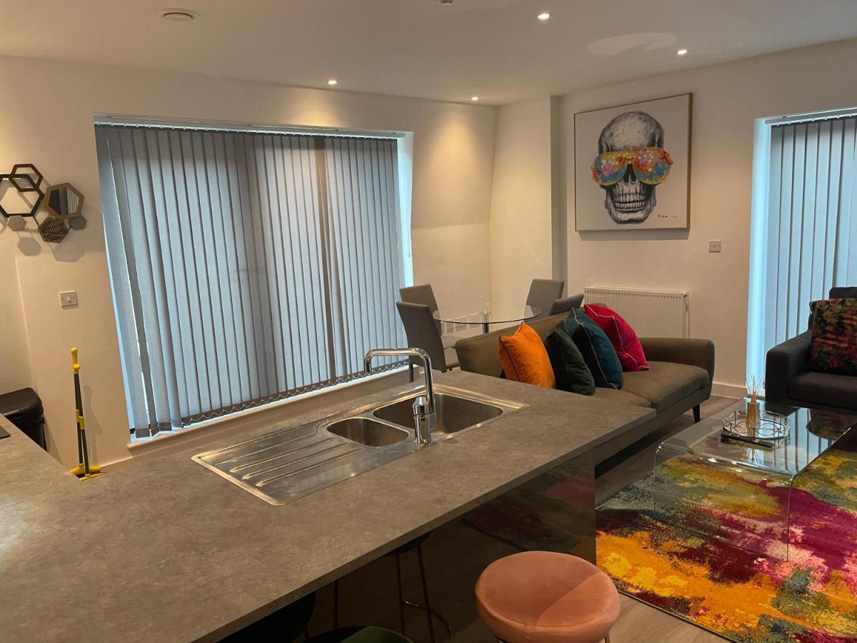 לונדון Lovely 2 Bed Apartment With Parking מראה חיצוני תמונה